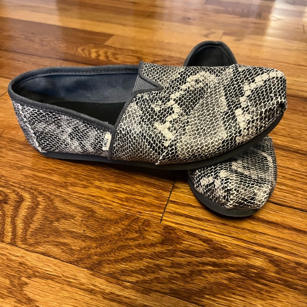 Tom’s snakeskin design